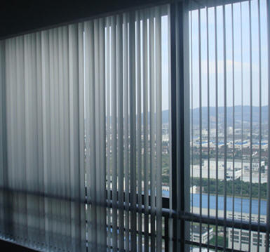 百葉窗簾可以調節室內的光線, 阻隔紫外線.